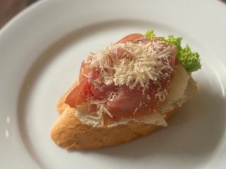 Брускета з прошуто і грушею (50g)