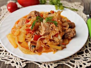 Капуста тушкована з м'ясом