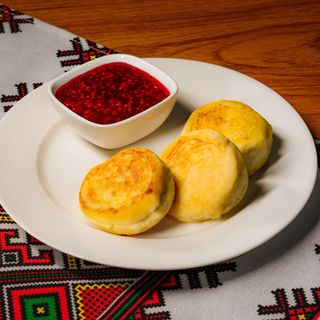 Tvorozniki with raspberry