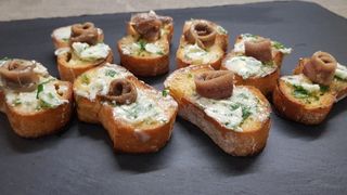 Bruschette con burro e alici del Cantabrico