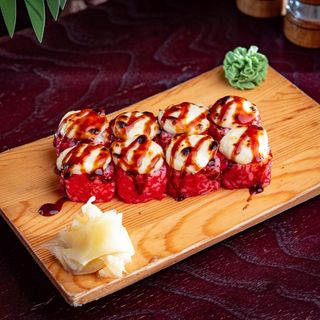 Запеченный ролл с лососем и тобико