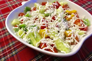 Srpska salata sa sirom