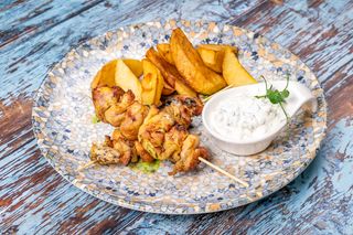 Frigarui grecesti cu sos tartar si cartofi prajiti