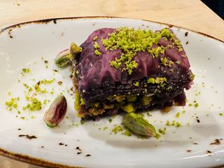 Лилава баклава с шамфъстък (1 бр)