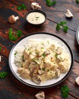 Куриное филе с шампиньонами в сливочном соусе (300 гр.)
