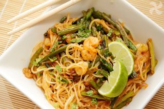 22B. Tallarines fritos con salsa de curry