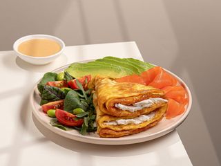 Омлет з лососем та авокадо на сніданок