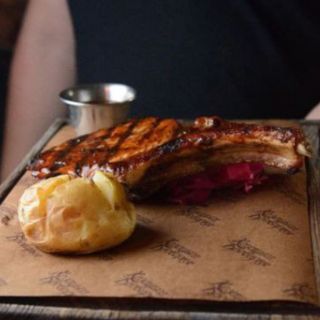 Вражаючий шмат свинини на кісточці (420г)