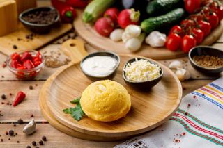 Mamăligă cu brânză și smântână