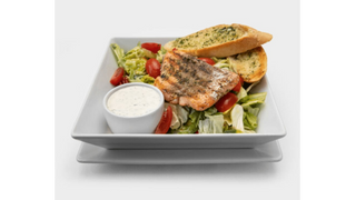 Sałatka łosoś grillowany