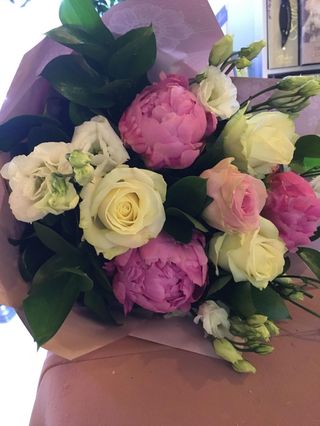 Buchet cu trandafiri roz si trandafiri albi