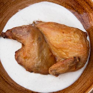 Запечене курча в соусi чкмерулi