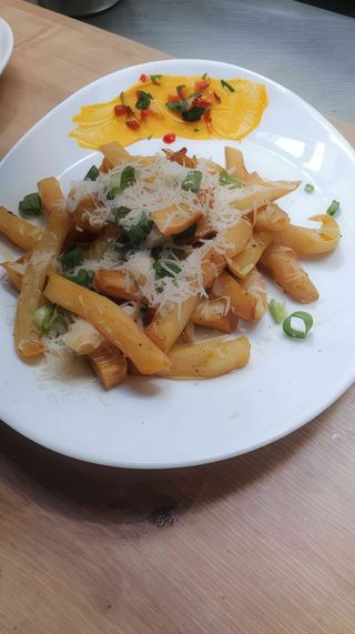 Cartofi Prajiti cu Mozzarella Vegetala si Ceapa Verde