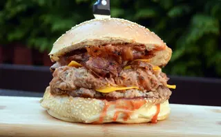 Beštija burger + krumpirići