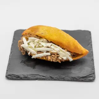 Empanada Operada con Queso & Ternera
