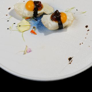 nigiri de huevo de codorniz con trufa (2 pzas.)