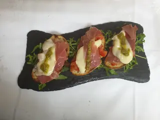 Bruskete sa pršutom