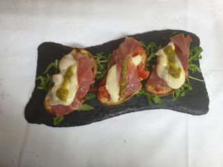 Bruskete sa pršutom