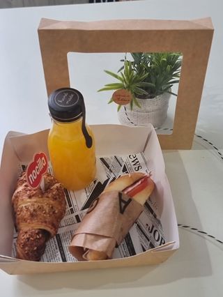Desayuno Diario para Regalar:: Zumo de Naranja, Bocatin y 1 Dulce 