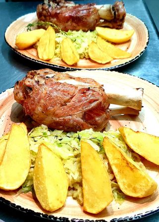 Stinco cu cartofi aurii și salată