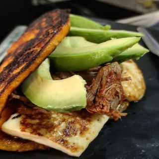 Cachapa Con Queso Con Pollo Y Carne