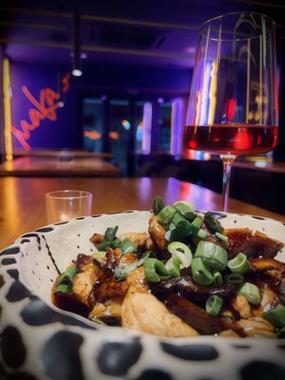 Pollo y setas agripicantes salteadas al wok