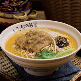 Fideos de sopa dorada de papaya con loncha de ternera 酸木瓜金汤肥牛面/米线