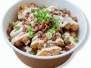 Chrupiące ziemniaki z sosem czosnkowym i smażonym boczkiem (320g)