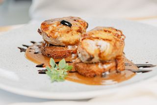 Medaljoni zapečeni mozzarellom u tamnom umaku s popečcima od krumpira