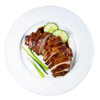 Pato Pekinés con Pepinillos, Salsa Hoisin y Almendras Fritas