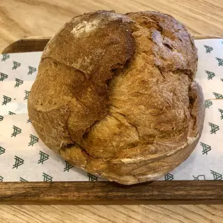Hogaza pan de masa madre recién horneada
