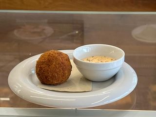 Polpette con patate e carne servite con salsa maionese dolce