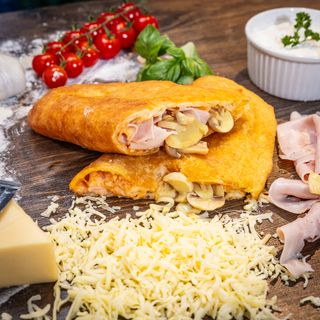 Panzerotti sa šunkom i pečurkama