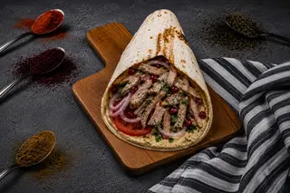 Kebab de Vita cu Berbecuț cu Sos de Vinete si Rodie la Lipie