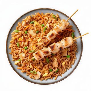 Arroz Frito con Verduras y Brochetas de Pollo