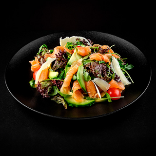 Salata cu somon si avocado