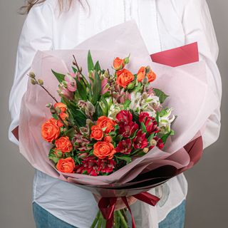 Buchet colorat cu mini roze la alegerea floristului