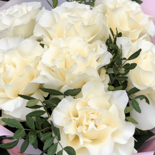 Buchet din Trandafiri Francezi Albi si Verdeata