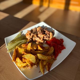 Tigaie de porc picantă și cartofi prăjiți