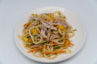 Udon saltati con carne