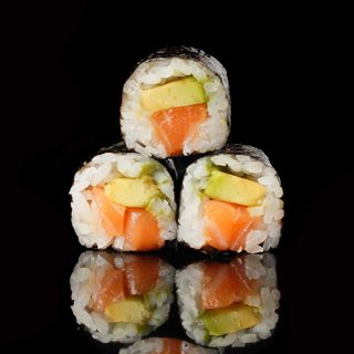 8-Maki de salmón y aguacate