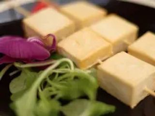 Spiedini polpette tofu di pesce con salsa piccante