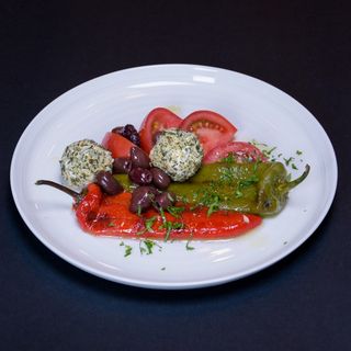 Салата от домати, печени чушки, маслини каламата 350 гр