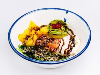 Поке зі слабосоленим лососем, манго і авокадо (300г)