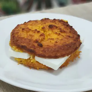 Arepa de choclo con queso fresco latino y mantequilla