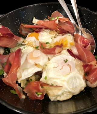 Tapa De Ous Trencats Amb Pernil