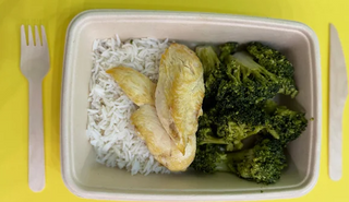 Schiscetta pollo 150g, riso basmati 150 g, broccoli al vapore