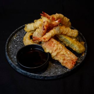 Verdura en tempura acompañado de langostino