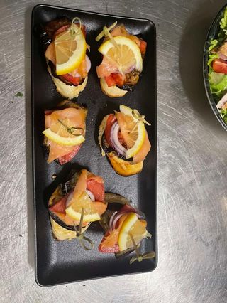 Брускети с пушена сьомга и печен патладжан