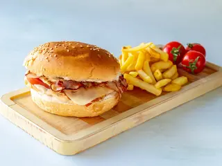 Cezar burger i pomfrit